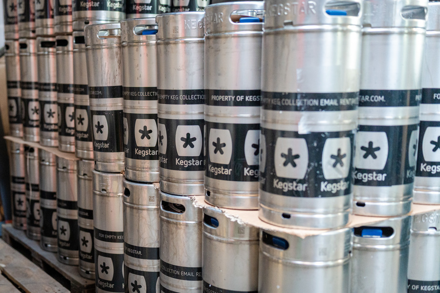 Gestapelde biervaten in brouwerij