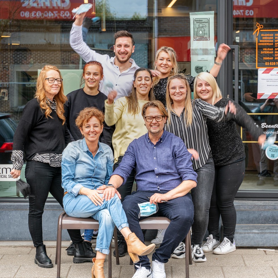 Dave en zijn kappersteam voor de zaak