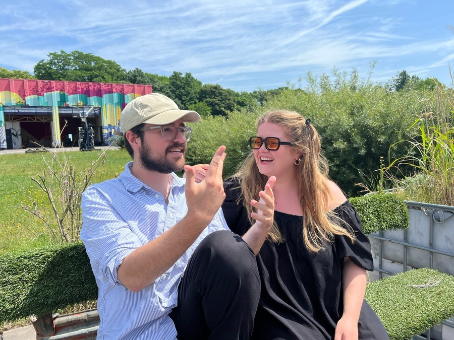 Coördinator Merel Moors en persverantwoordelijke Laurent James van Zomerfabriek