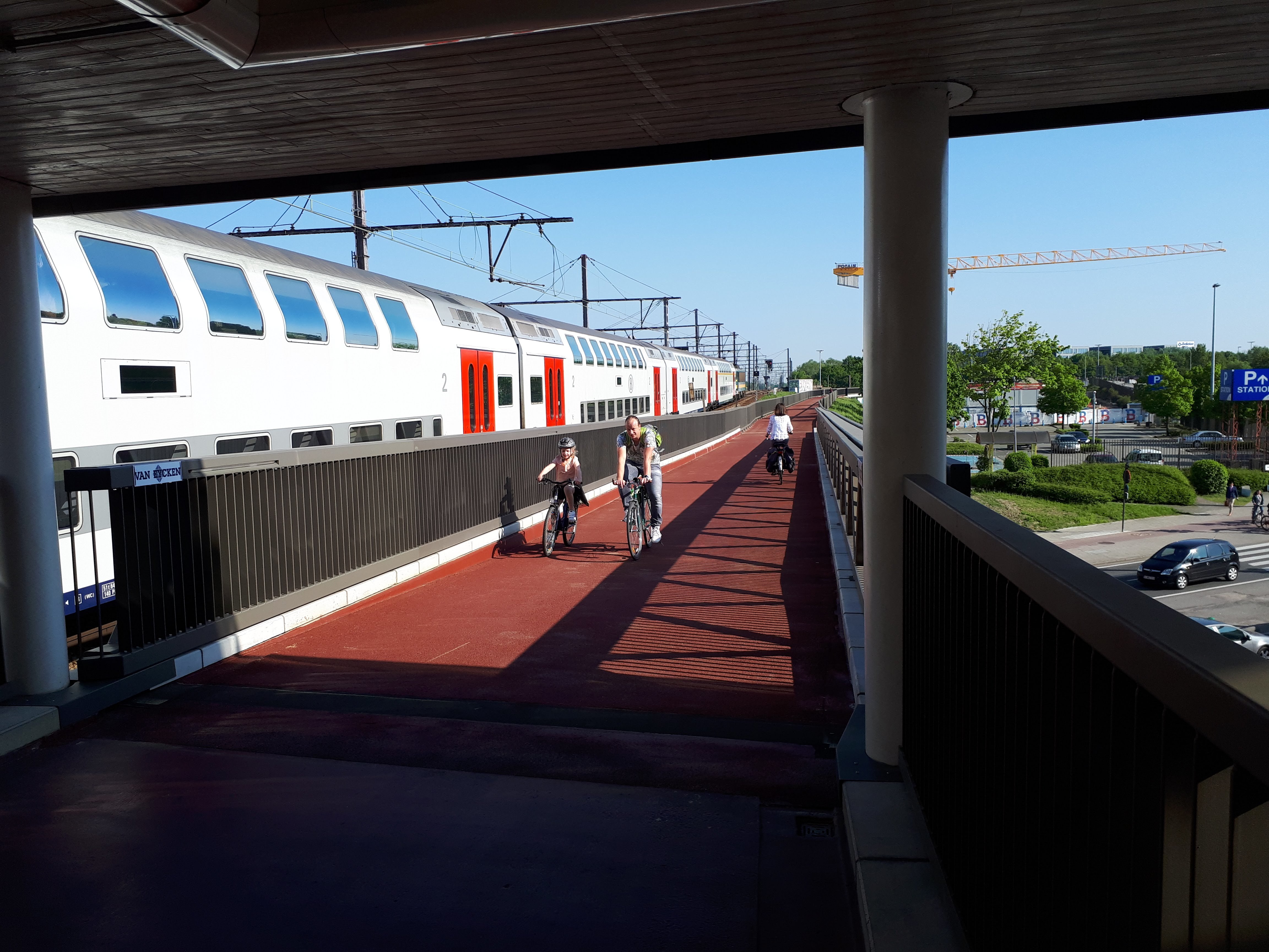 De fietsbrug vanuit de fietsenparking naast Berchem Station