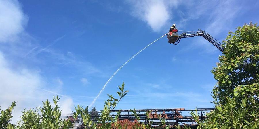 brandweer spuit vanuit ladderwagen