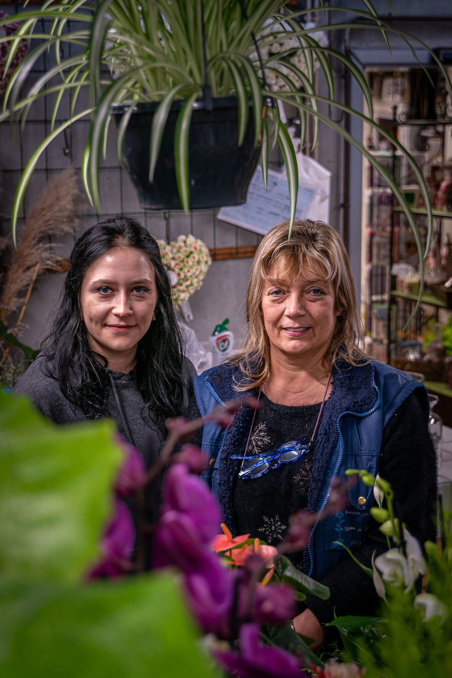 Diane en haar medewerkster in de serre
