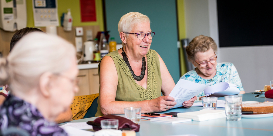 Senioren tijdens activiteit rond tafel