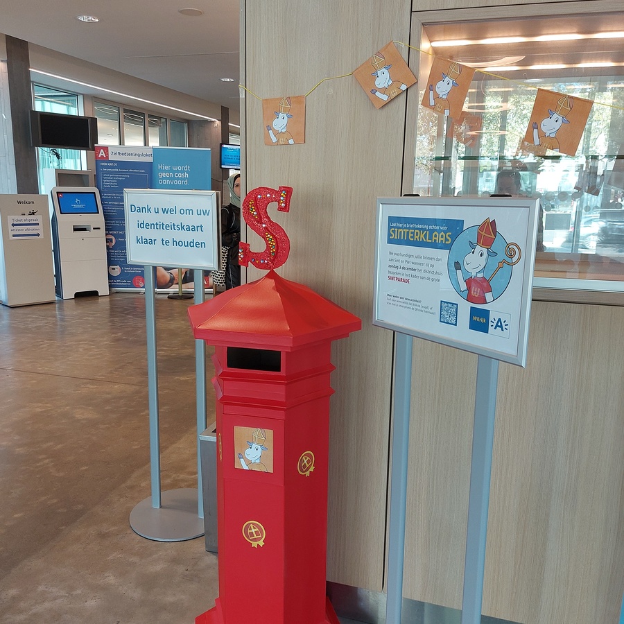 De Sint-postbus in de onthaalruimte van het gemeenschapscentrum