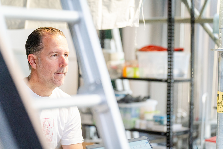 Sven door een ladder gefotografeerd