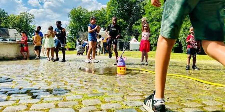 spelende kinderen tijdens een activiteit van Speelkasteel spelende kinderen tijdens een activiteit van Speelkasteel