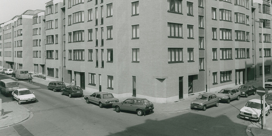 Flatgebouwen op de hoek Van Craesbeeckstraat - Willem Lepelstraat Antwerpen, datum onbekend. Flatgebouwen op de hoek Van Craesbeeckstraat - Willem Lepelstraat Antwerpen, datum onbekend.
