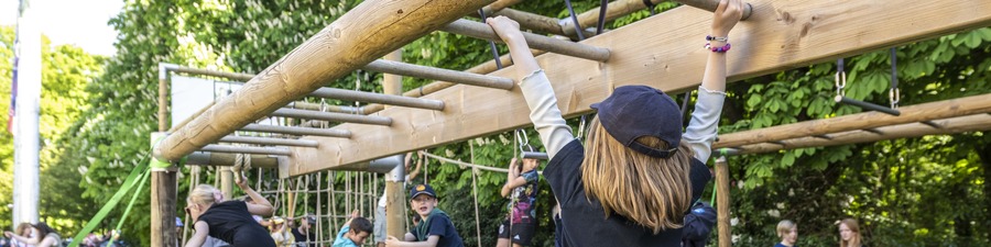 Kind speelt op obstakelrun Kind speelt op obstakelrun