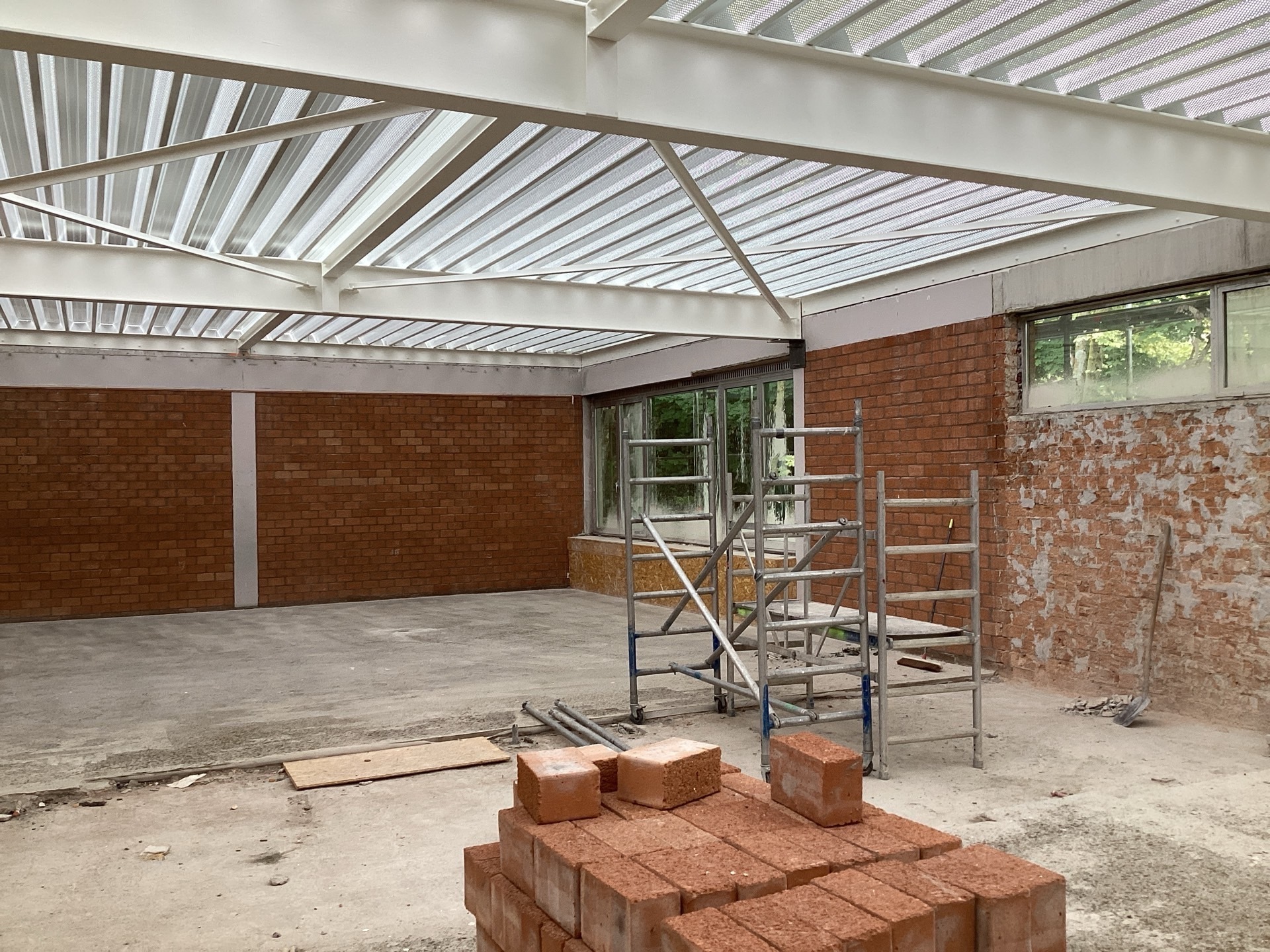 Het nieuwe steeldeck is geplaatst bovenop de sportzalen op de eerste verdieping van sporthal Luisbekelaar.