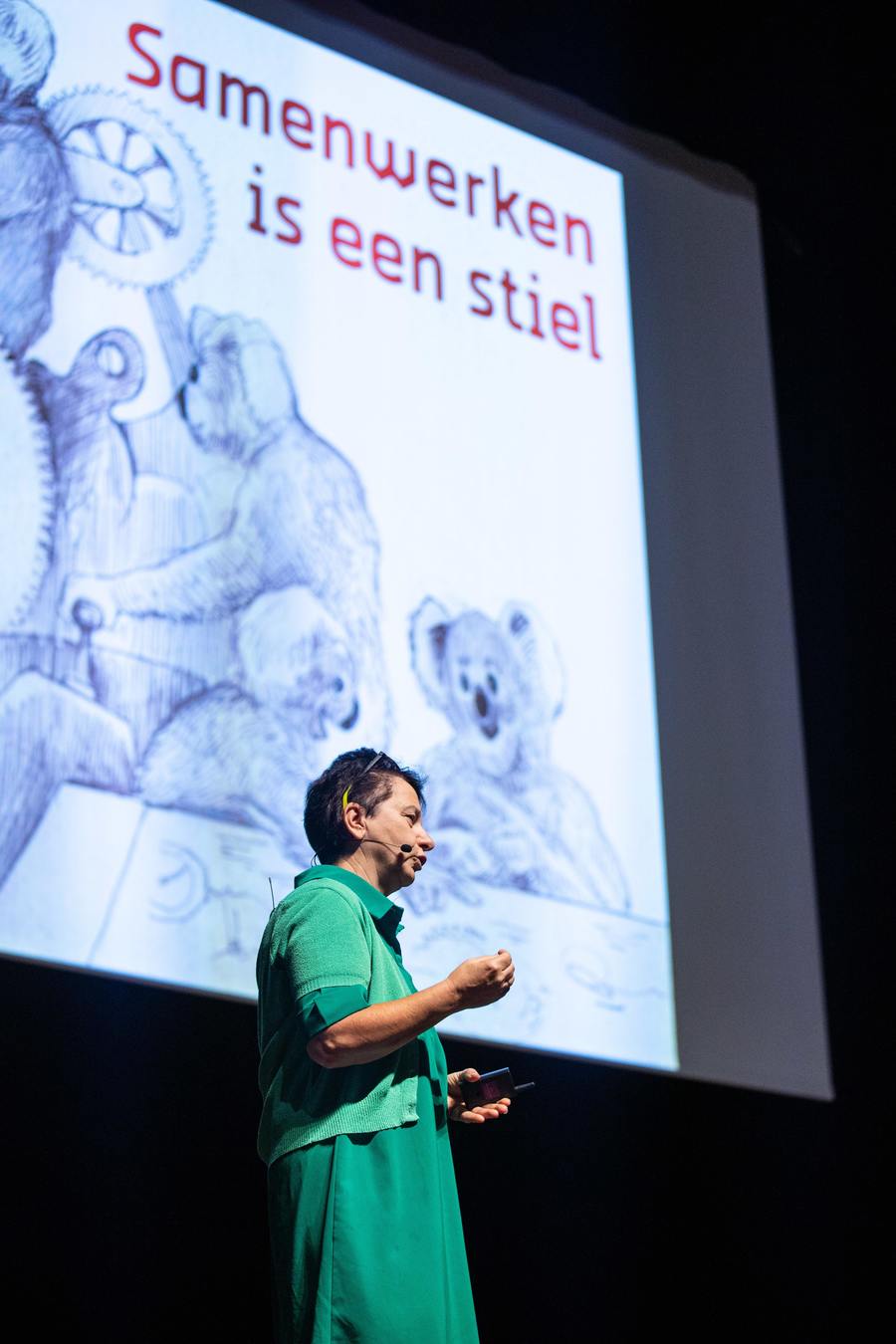 Keynote-spreker Veerle Opstaele geeft informatie over samenwerken.