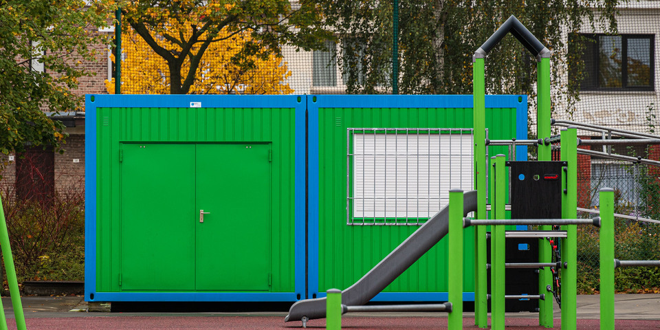 Ravotkot met op de voorgrond de speeltuin