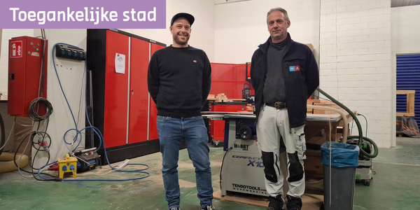 Twee mannen poseren in een werkatelier