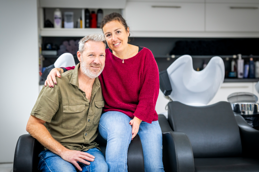 Portretfoto van Ingridje en Dave van R-Style in hun kapperszaak Portretfoto van Ingridje en Dave van R-Style in hun kapperszaak