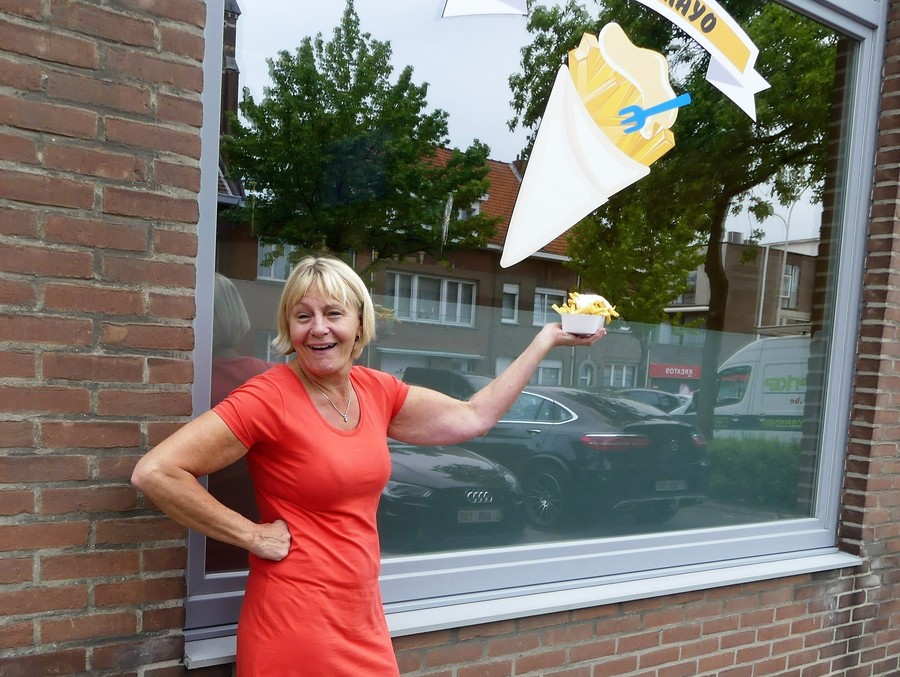 Marina poseert voor haar zaak