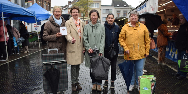 winnaars van Maand van de Markt in Merksem en districtsschepen Sonja De Meyer