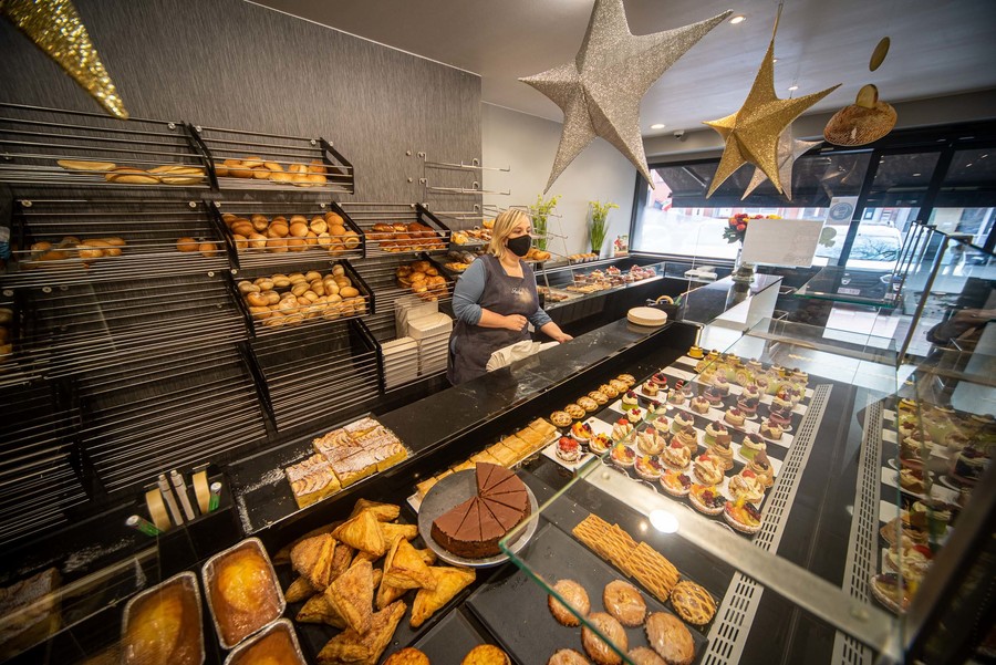 Winkeldame achter bakkerstoog