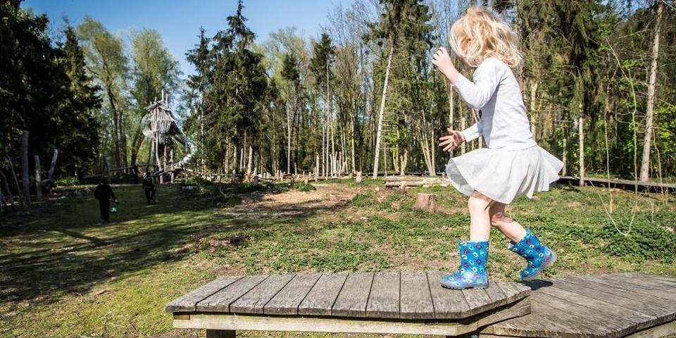 Meisje speelt in het Speelbos