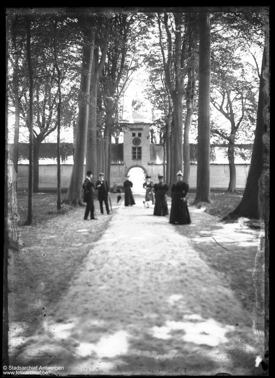 Zes wandelaars op de dreef naar kasteel Veltwijck, rond 1900.