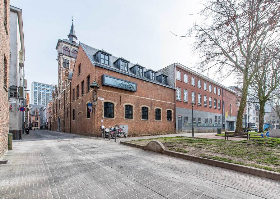 In de straatvleugel zijn de kantoren van de administratieve en pedagogische medewerkers ondergebracht. De gevels, daken en het buitenschrijnwerk werden gerestaureerd. Er werd een uitkijkpost over het plein geïnstalleerd. In de straatvleugel zijn de kantoren van de administratieve en pedagogische medewerkers ondergebracht. De gevels, daken en het buitenschrijnwerk werden gerestaureerd. Er werd een uitkijkpost over het plein geïnstalleerd.