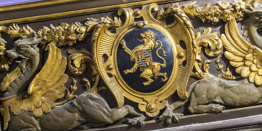 Rijkelijk gedecoreerde goudkleurige moulure Rijkelijk gedecoreerde goudkleurige moulure