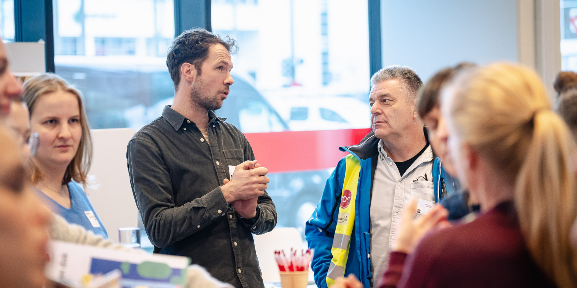 Twee personen praten met elkaar
