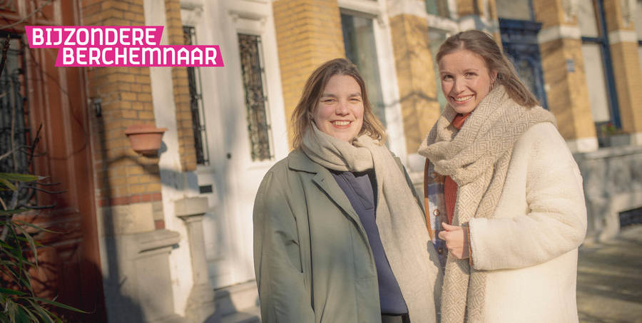 Laura (links) en Camille (rechts) poseren in de straten van Oud-Berchem