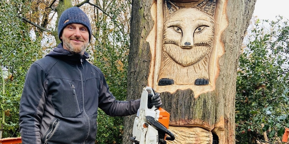 woodcarver Dirk Hermans bij het nieuwe natuurlijke kunstwerk
