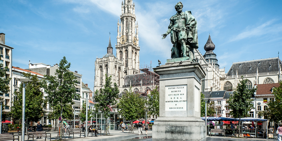 Standbeeld van Rubens op de Groenplaats met op de achtergrond de kathedraal. Standbeeld van Rubens op de Groenplaats met op de achtergrond de kathedraal.