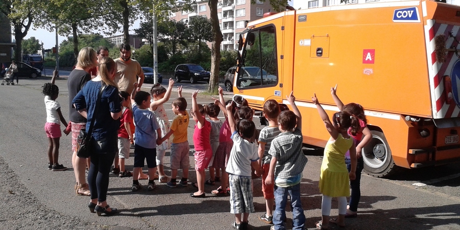 Kleuters mogen eens meerijden met een veegmachine tijdens 'Propere school, propere stad' Kleuters mogen eens meerijden met een veegmachine tijdens 'Propere school, propere stad'