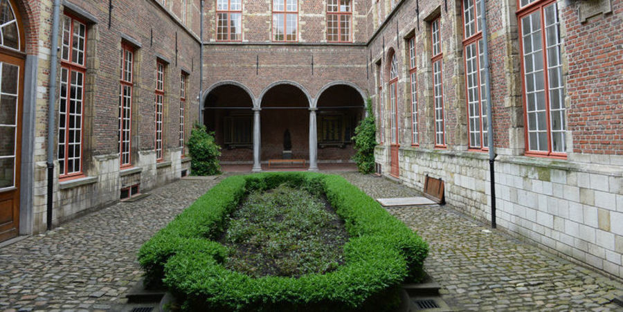 Binnentuin van het Maagdenhuismuseum. Binnentuin van het Maagdenhuismuseum.