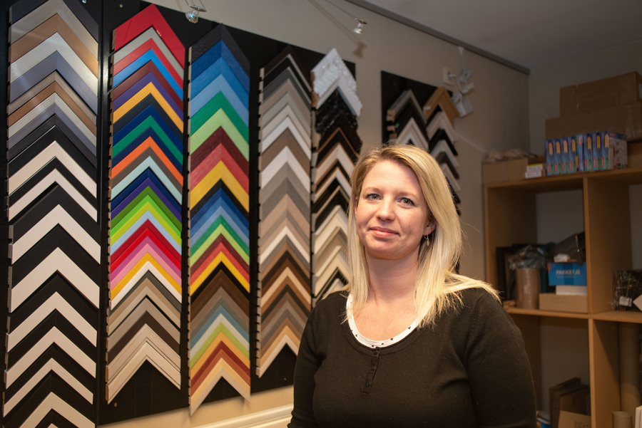 Dame poseert bij een muur van gekleurde lijsten Dame poseert bij een muur van gekleurde lijsten