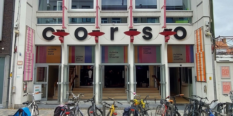 Gevel van schouwburg c o r s o