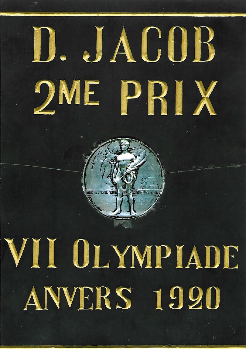 De zilveren medaille van Domien Jacob in steen ingekaderd.