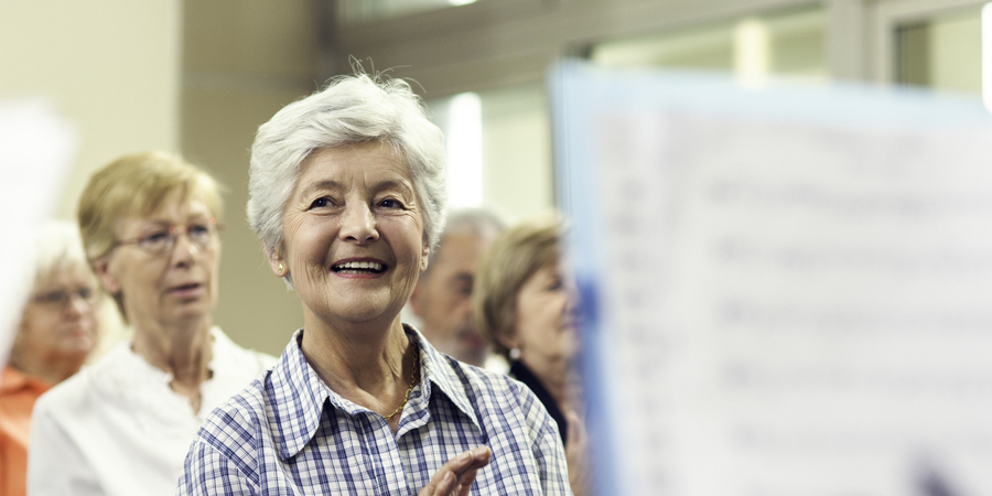 Oudere vrouw luistert naar muziek