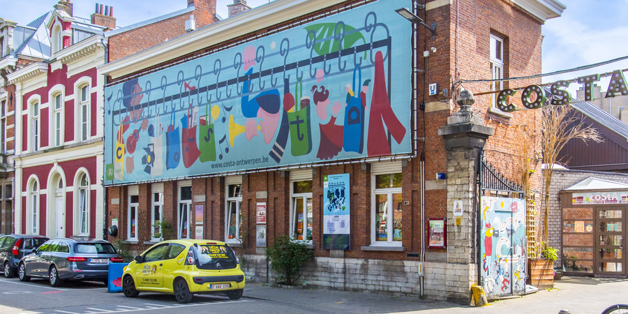 De kleurige voorgevels van Cultureel ontmoetingscentrum Sint-Andries en buurtsecretariaat Centrum