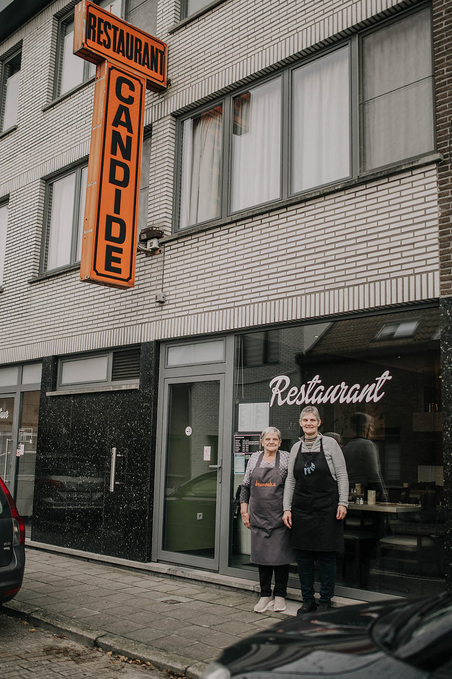 Jeanneke en Conny voor het restaurant