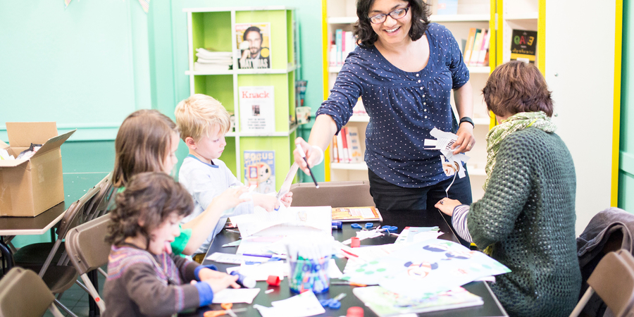 Knutselende kinderen in De Vertellerij Knutselende kinderen in De Vertellerij