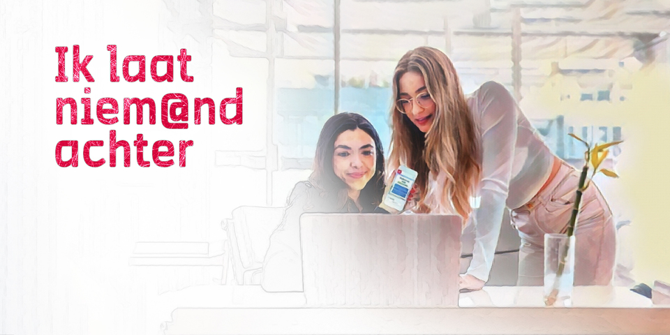 Maatschappelijk werken geeft digitale ondersteuning bij een klant met behulp van smartphone en laptop. Maatschappelijk werken geeft digitale ondersteuning bij een klant met behulp van smartphone en laptop.