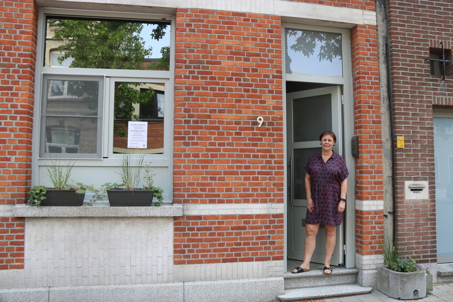 Ann verwelkomt je in de voordeur