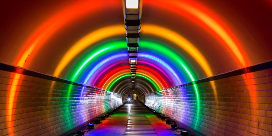 Fietstunnel in regenboogkleuren Fietstunnel in regenboogkleuren