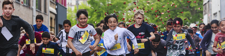 kinderen schieten uit de startblokken tijdens Kidsrun Reuzenloop kinderen schieten uit de startblokken tijdens Kidsrun Reuzenloop