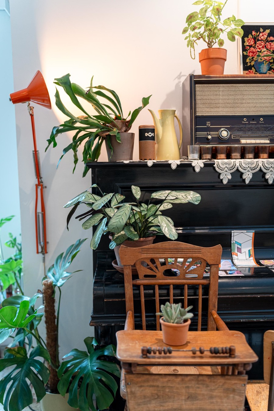 Piano omgeven door planten