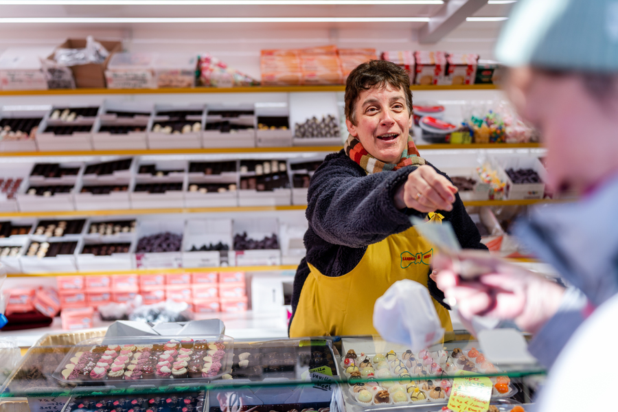 Neda geeft wisselgeld terug
