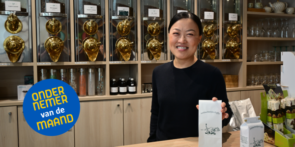 Onderneemster Sun achter de toog van Koffie Thee Jade