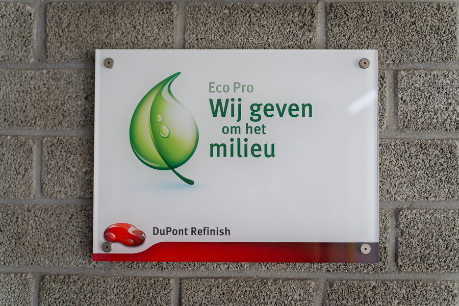 Bordje tegen de muur: wij geven om het milieu