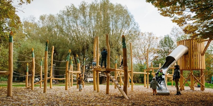 Kinderen spelen in de speeltuin van het Wanninkhovepark