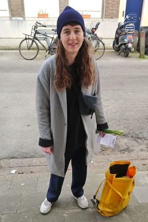 vrijwilliger geeft bloemen vrijwilliger geeft bloemen