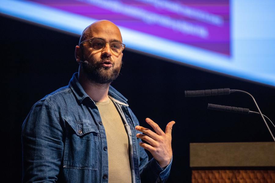 Keynote-spreker Pieter Cools geeft uitleg over toegankelijke sociale dienstverlening.