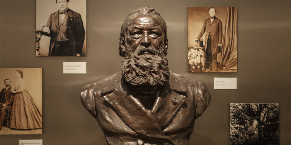 Borstbeeld van Hendrik Conscience in het Letterenhuis