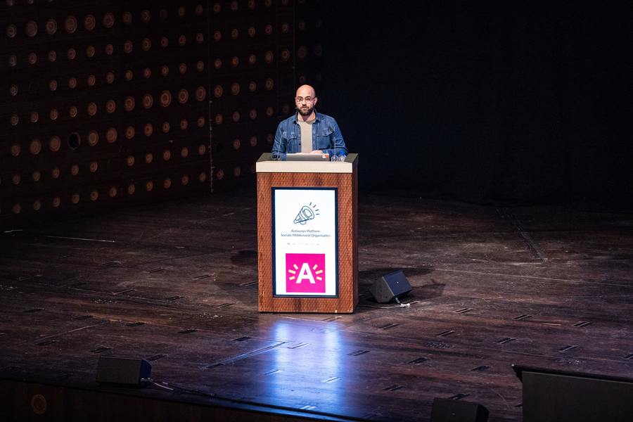 Keynote-spreker Pieter Cools geeft uitleg over toegankelijke sociale dienstverlening.